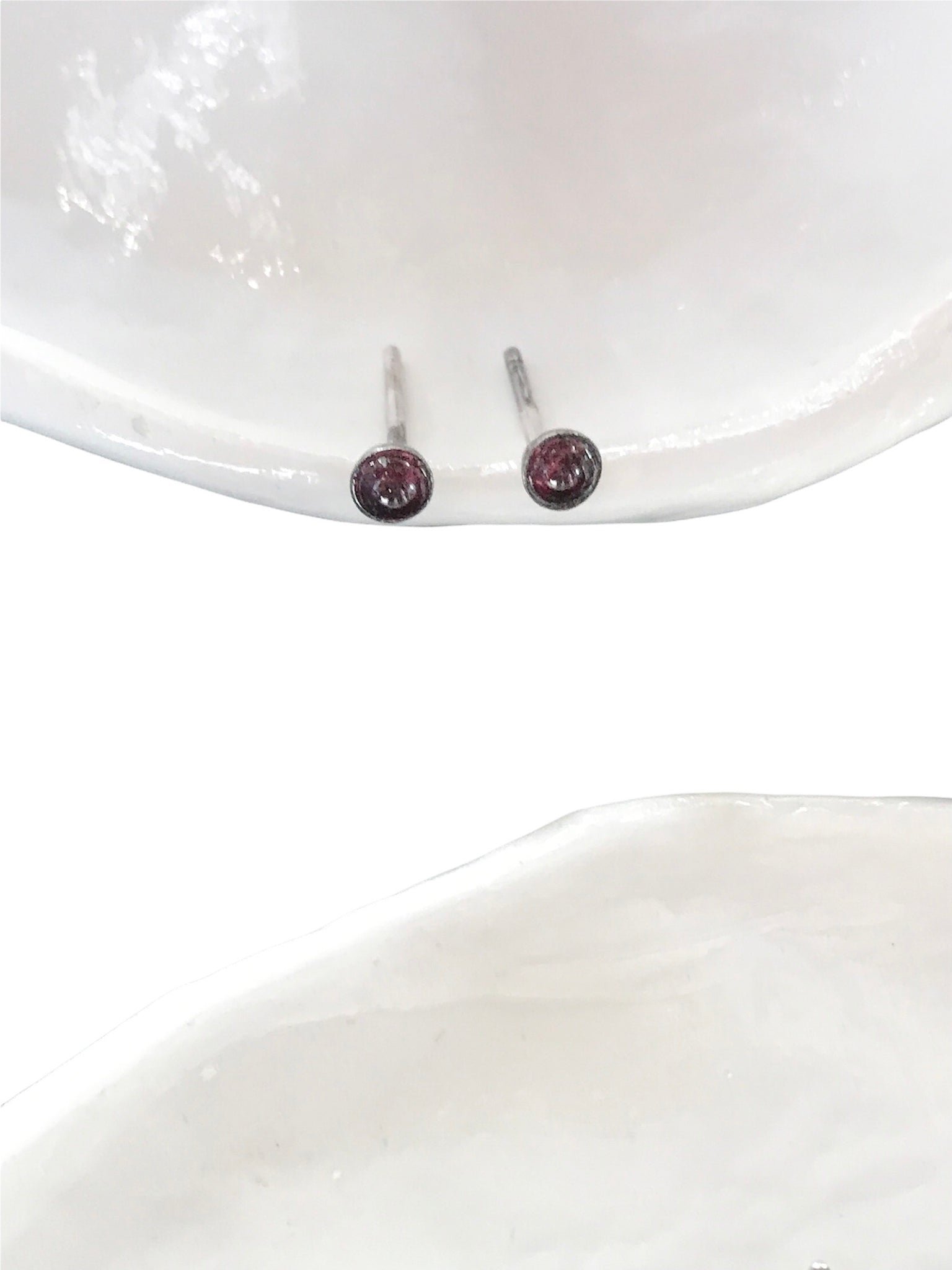 Crimson - studs